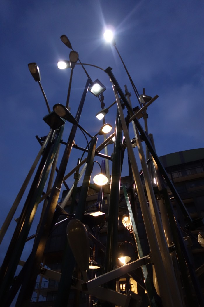 « Light Poles » de Tadashi Kawamata